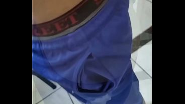 Maloqueiro gemeu na agulha e terminou apalpando o pau do massagista tatuado