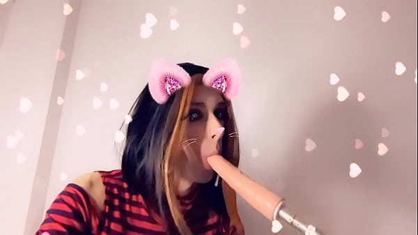 Trans Sophia Elter mange pleins d'_amour sur son cookie de st valentin