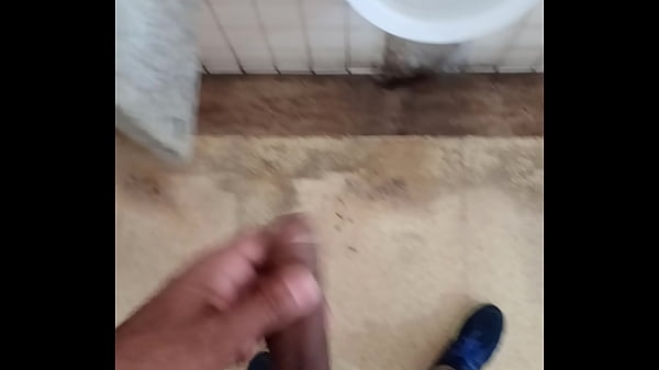 Batendo no banheiro cheio de gente