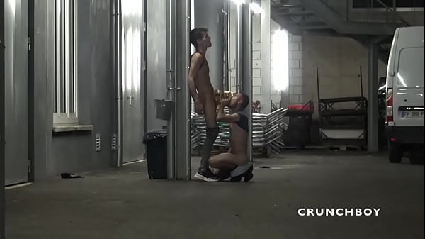 Jeune Mec Bais&eacute; En Pleine Rue Publique Dans La Nuit thumbnail