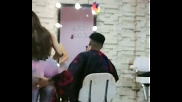 VISITE A ESTA CHICA EN SU BARBERIA Y ME RECIBIO CON UNA ROPA AJUSTADA QUE LE HACIA RESALTAR SU CUERPO Y ME DABAN GANAS DE CACHONDEAR CON ELLA Y BESARNOS HASTA TERMINAR LLENO DE LUJURIA SEXUAL 