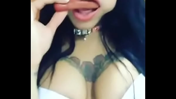 KIM KAOZ COMIENDO UNA SALCHICHA&hearts