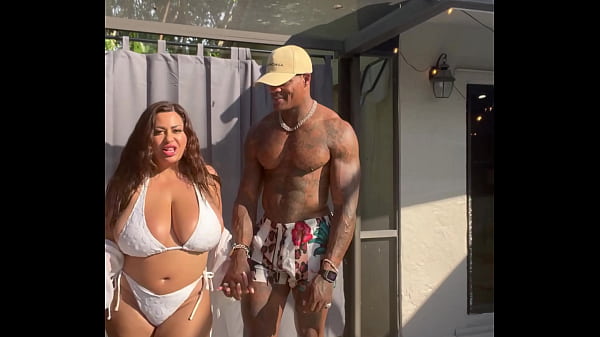 Nonton Thick Brunette With Massive Tits Swallowing Jason Luv ́s Huge Cock thumbnail